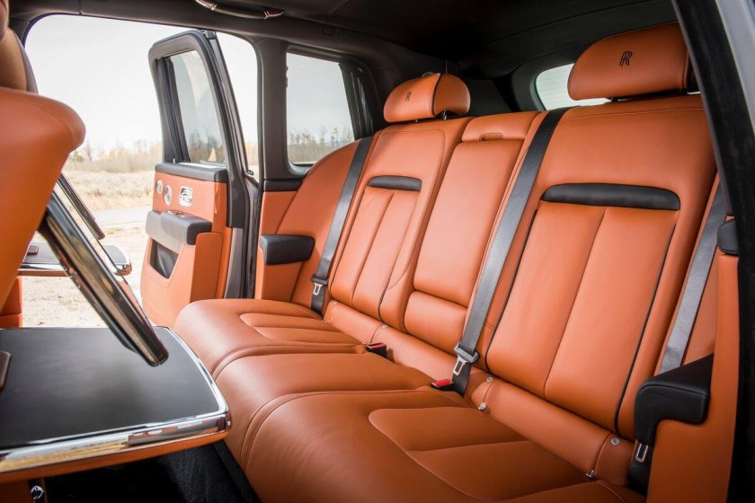 Rolls Royce Cullinan салон сзади
