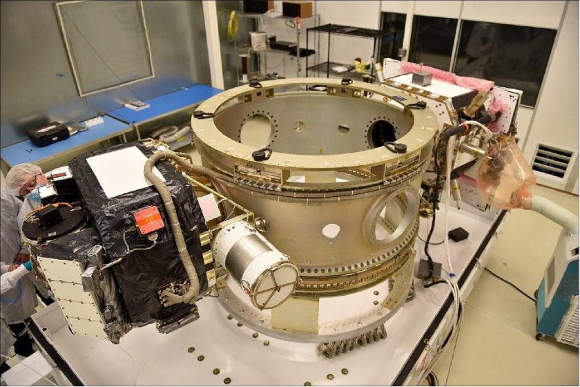 Сборка космических аппаратов