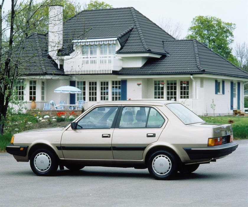 Вольво 360 седан