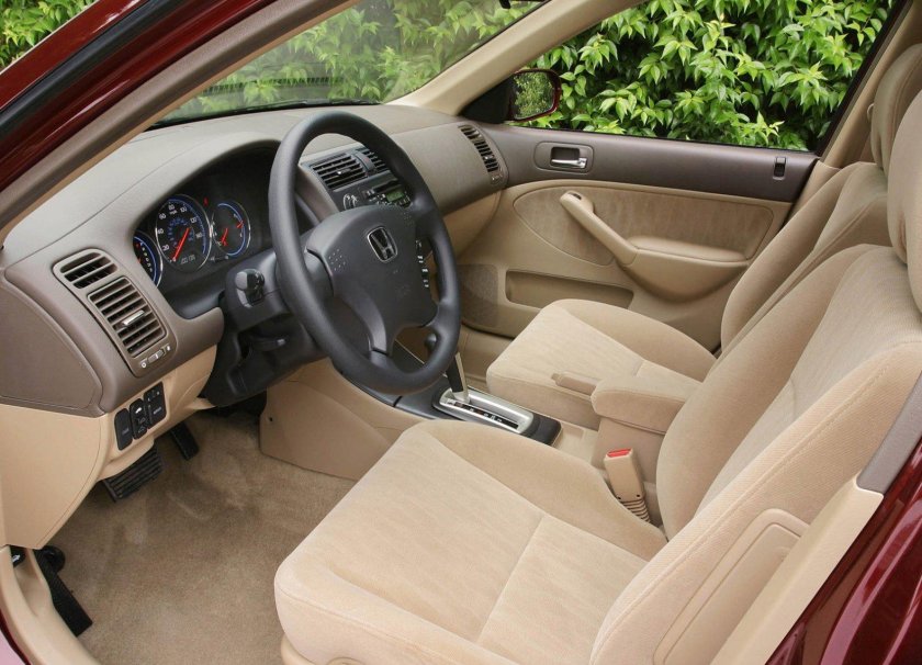 Honda Civic 2005 седан салон