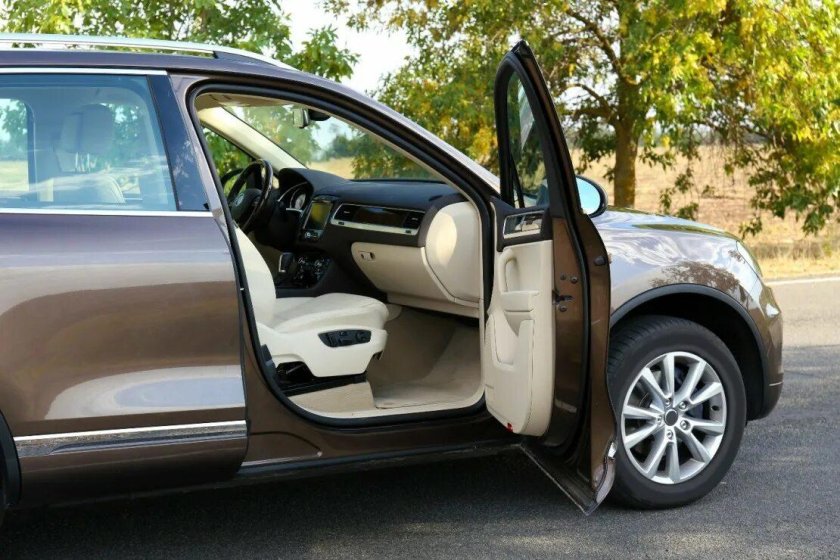 Дверь автомобиля