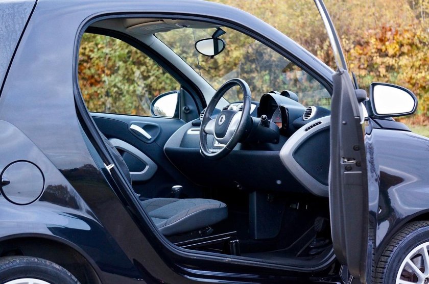 Дверь автомобиля