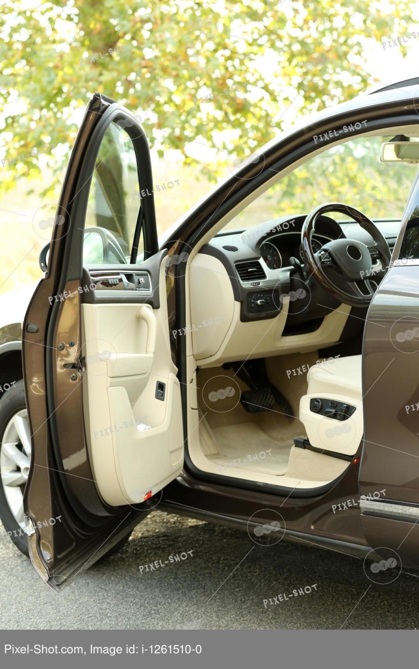 Авто с открытыми дверями