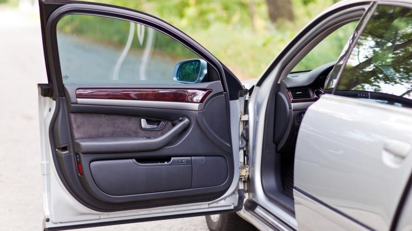 Машина с открытыми дверями