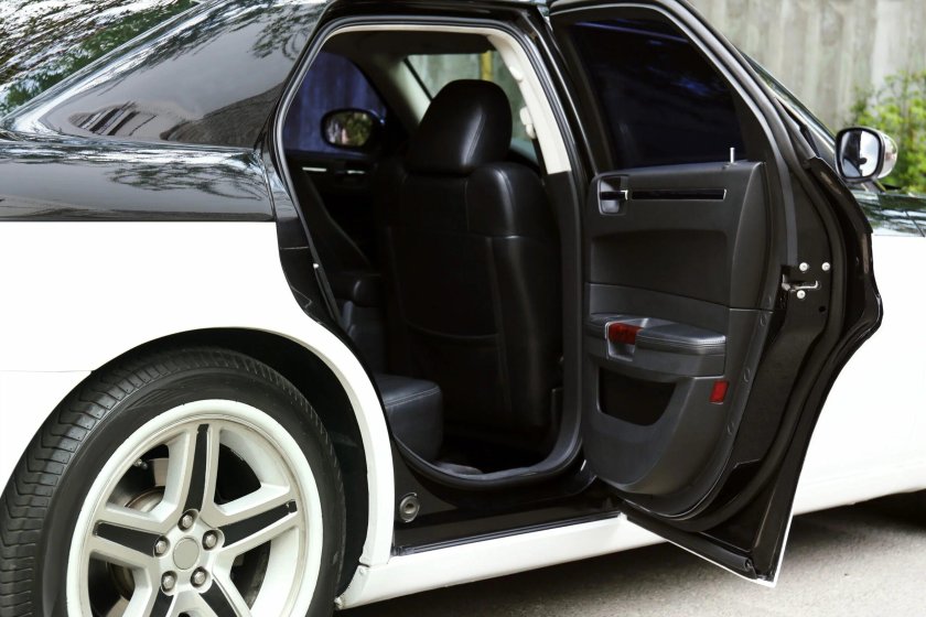 Дверь автомобиля