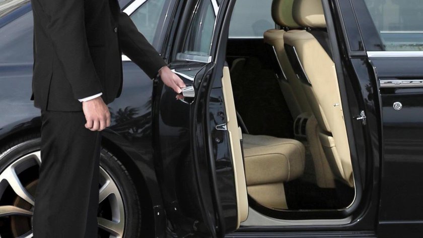 Водитель открывает дверь автомашины