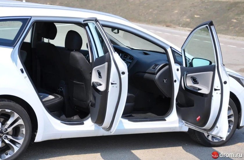 Киа Рио 3 открытая дверь