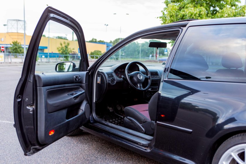 Открытая дверь автомобиля