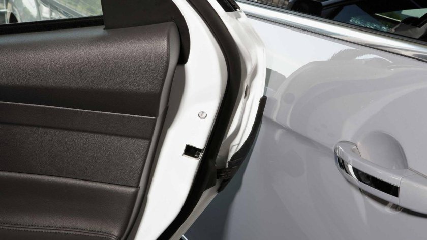 Дверь автомобиля