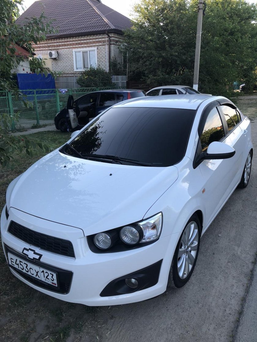 Шевроле Авео белая