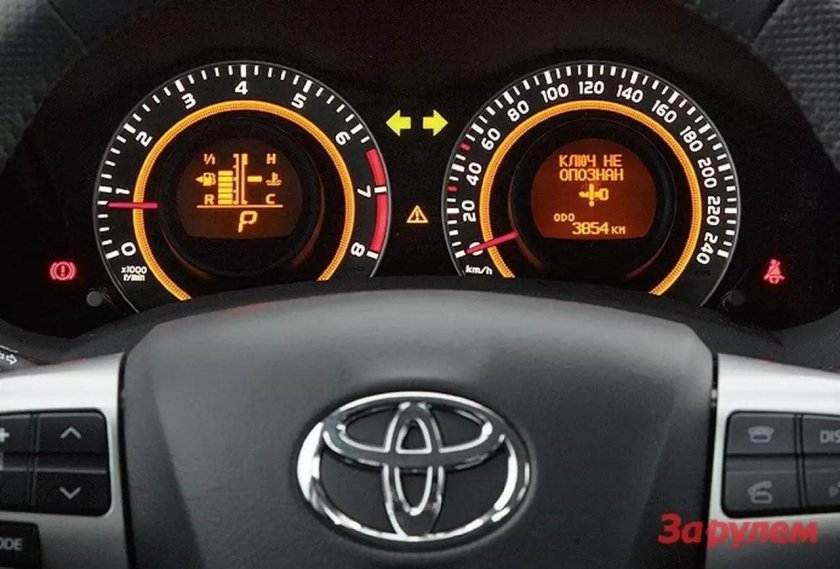 Toyota Auris 2010 панель приборов