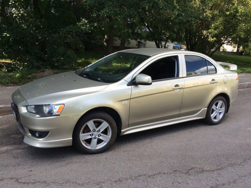 Mitsubishi Lancer 2009 золотистый