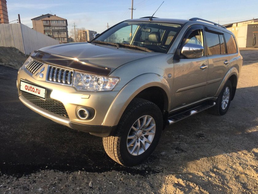 Митсубиси Паджеро спорт золотистый
