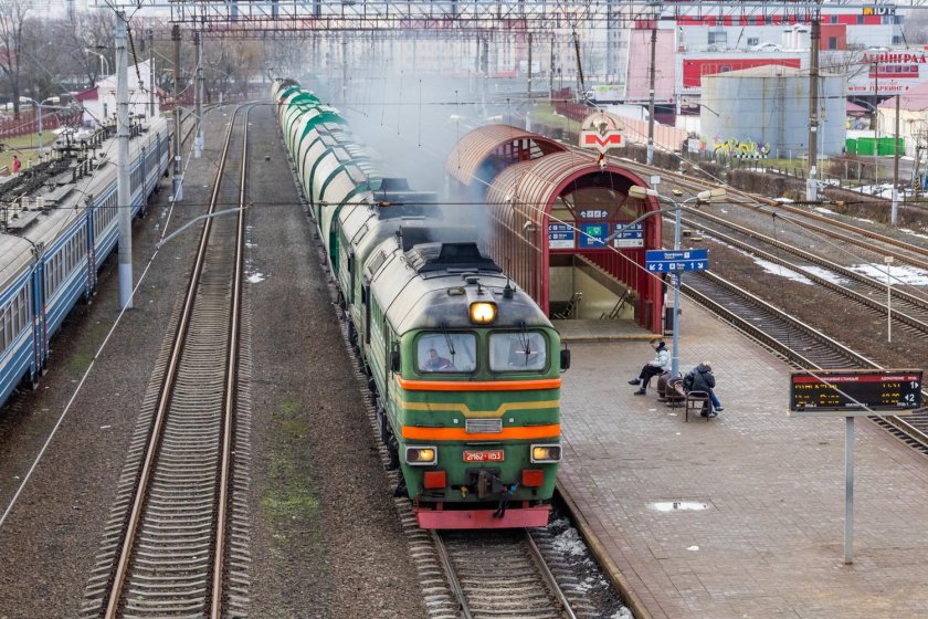 Пассажирская платформа на вокзале