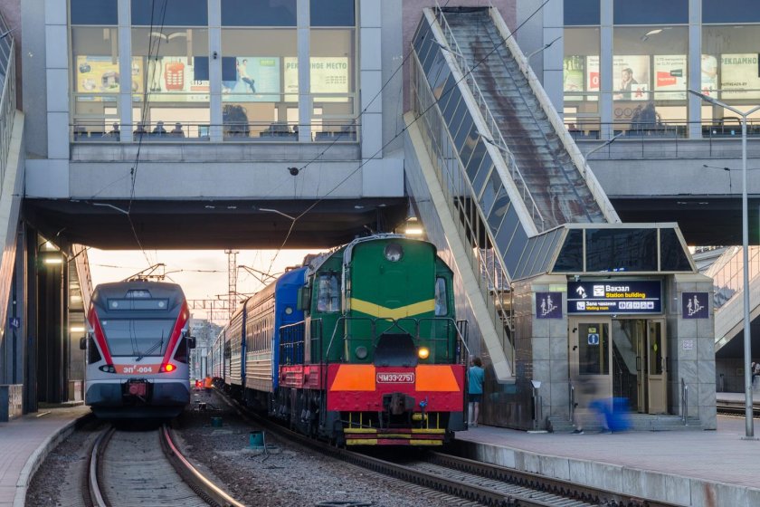 Локомотив поезд