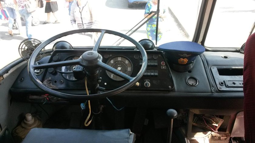 ЛАЗ 695 кабина водителя