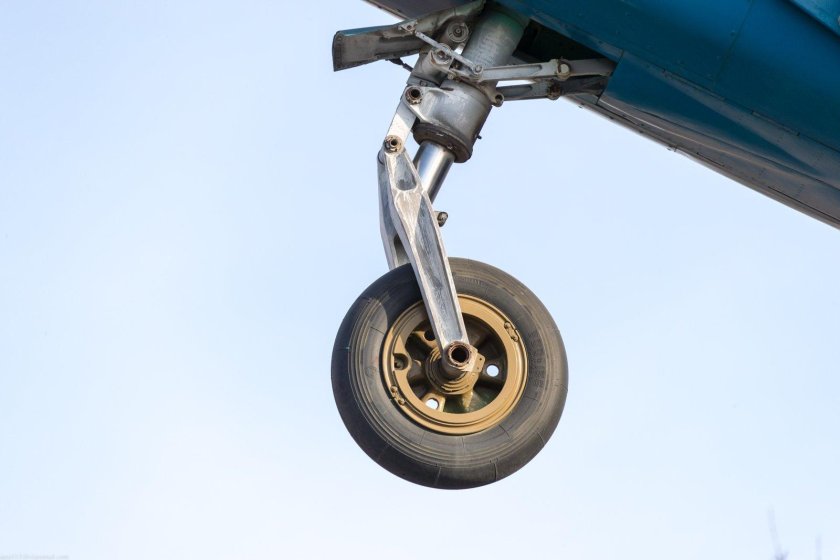 Hawker 400 передняя стойка шасси