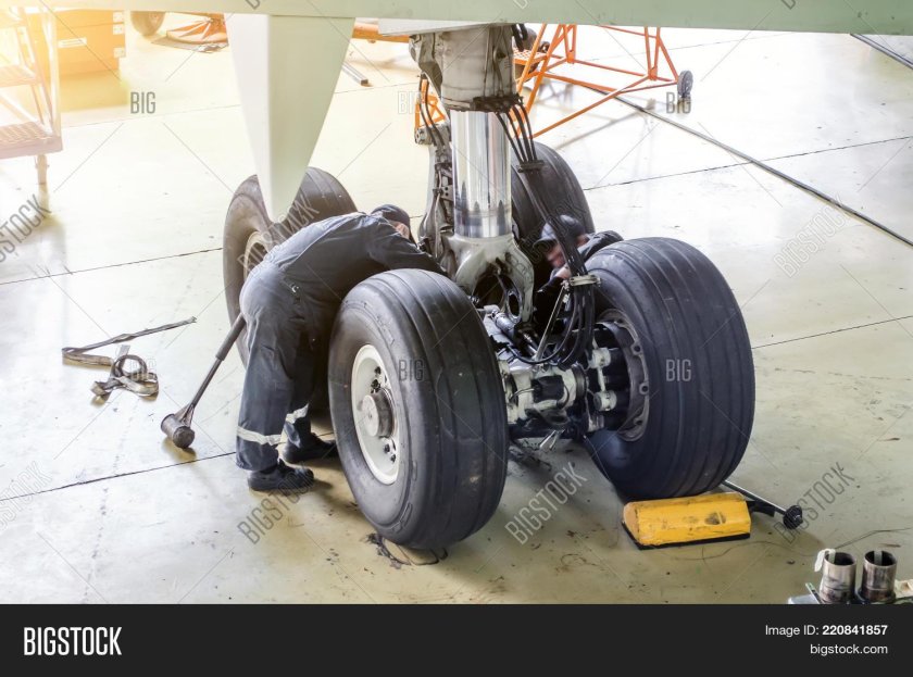 Работы на шасси самолета