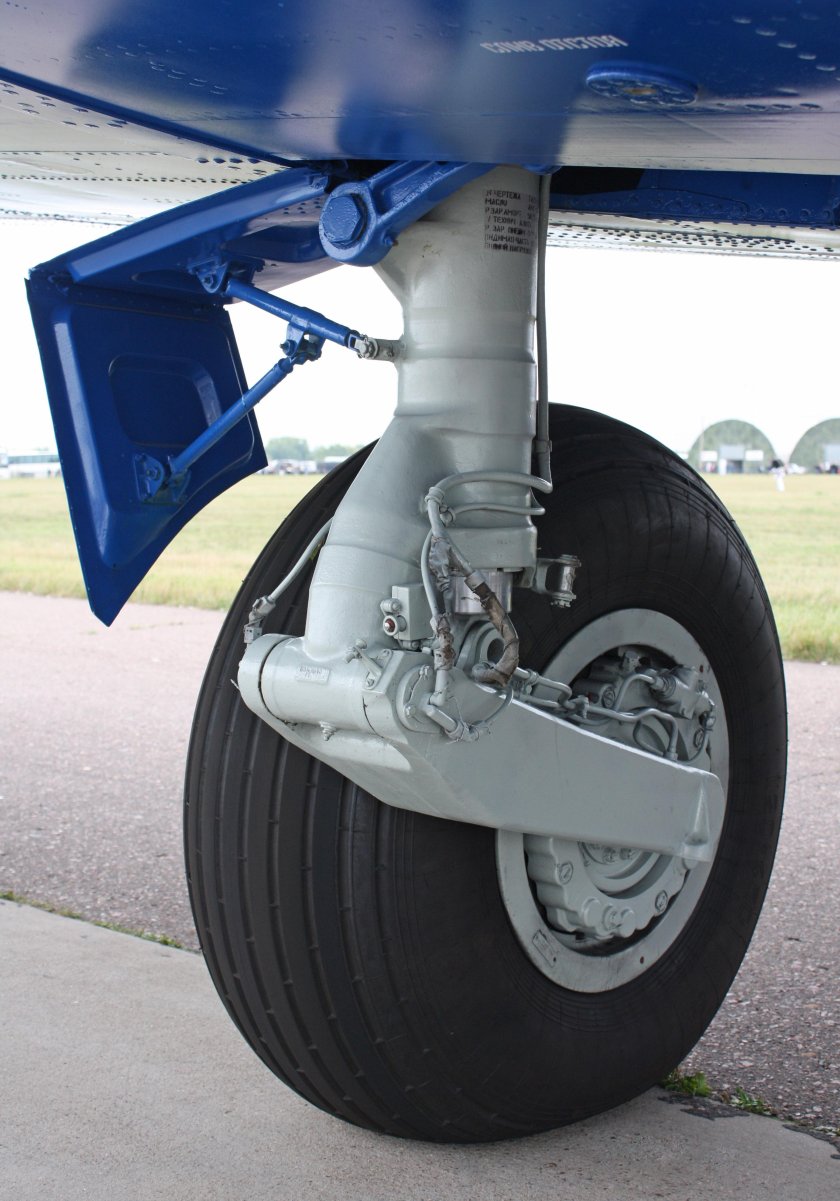 Передняя стойка шасси як-40