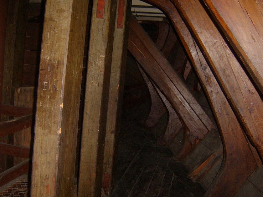 Трюм надпись