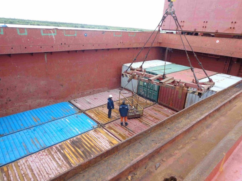 Погрузка контейнеров в трюм судна