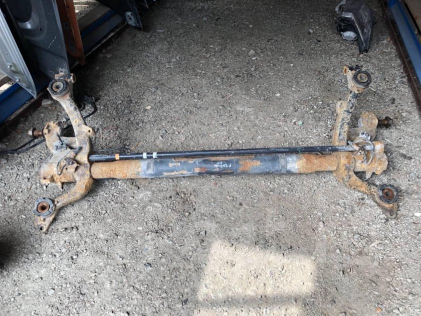 Балка поперечная заднего моста Пежо 206 фото