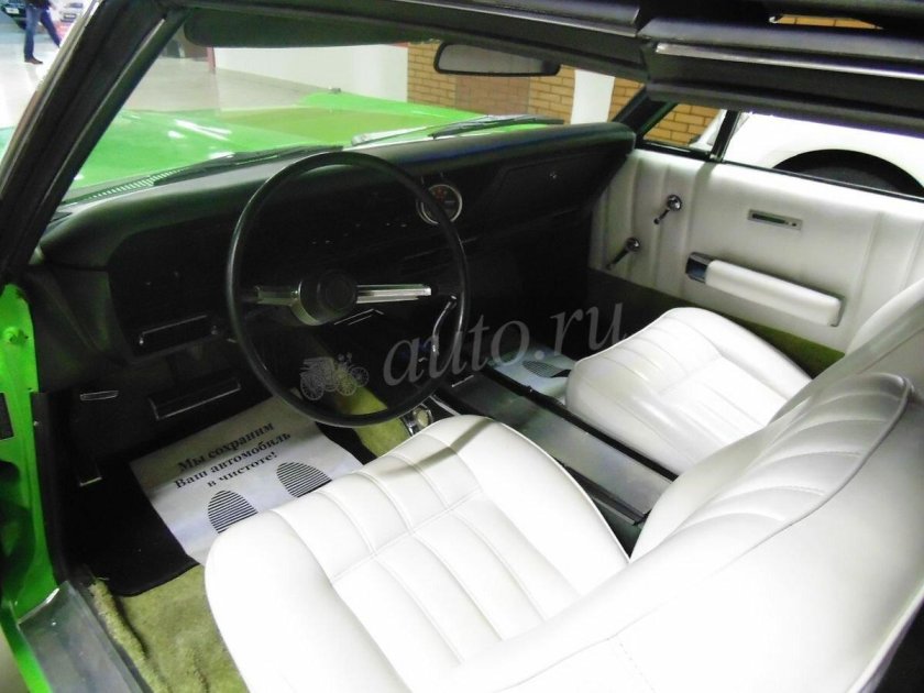 Додж Чарджер 1968 салон