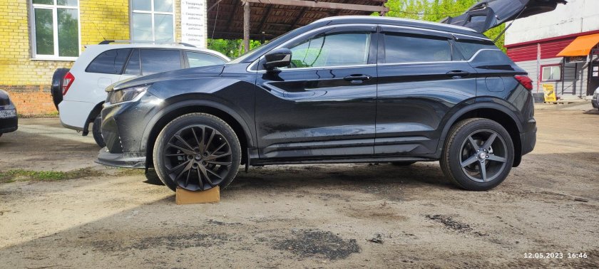 Geely coolray черная