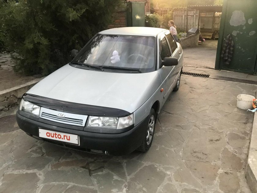 ВАЗ 2110 серебристая с черным бампером