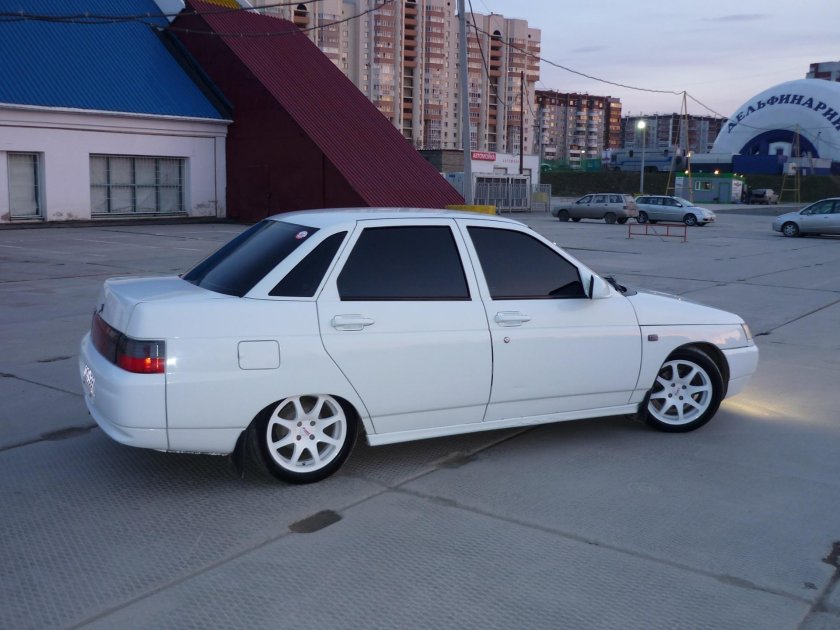 Белая ваз 2110