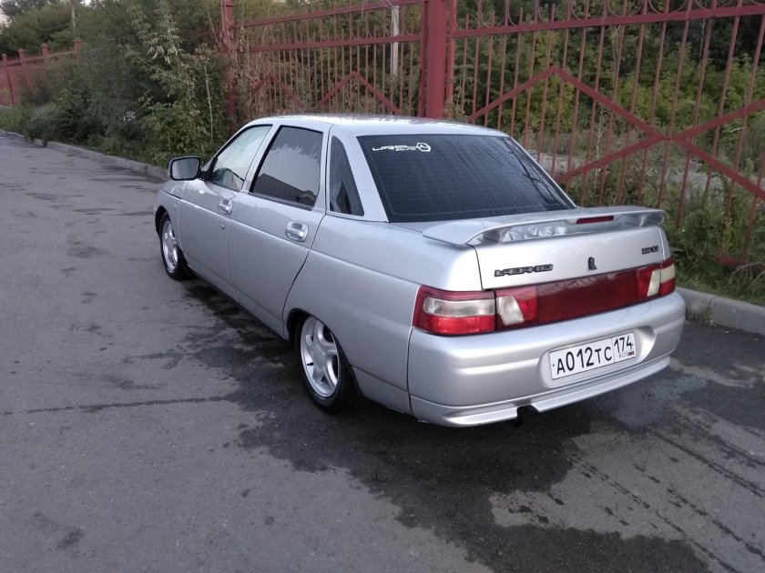 ВАЗ 2110 серебристая со спойлером