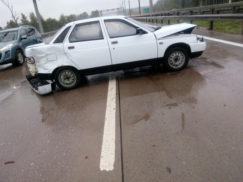 Битая ВАЗ 2110 белая