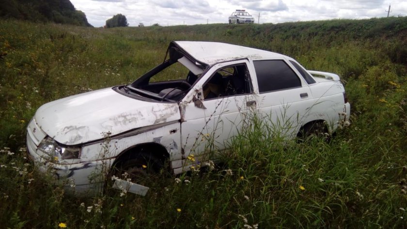 Разбитая белая ВАЗ 2110