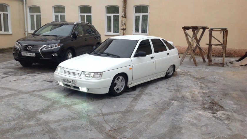 ВАЗ 2112 белая на торусах