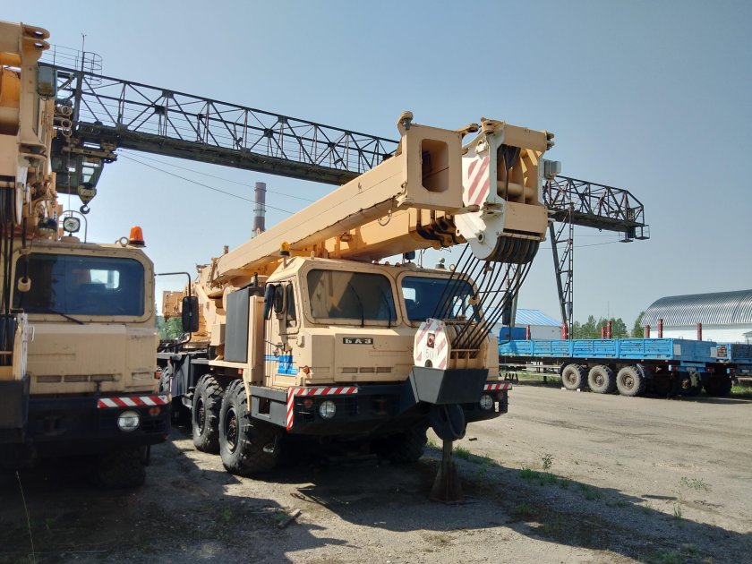 Кран стреловой на специальном шасси КС-6973
