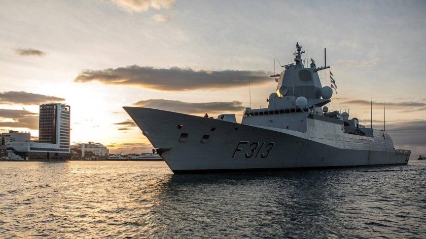 Военный корабль сзади