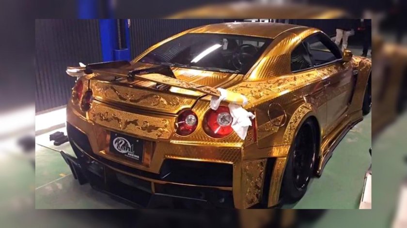 Nissan GTR золотой