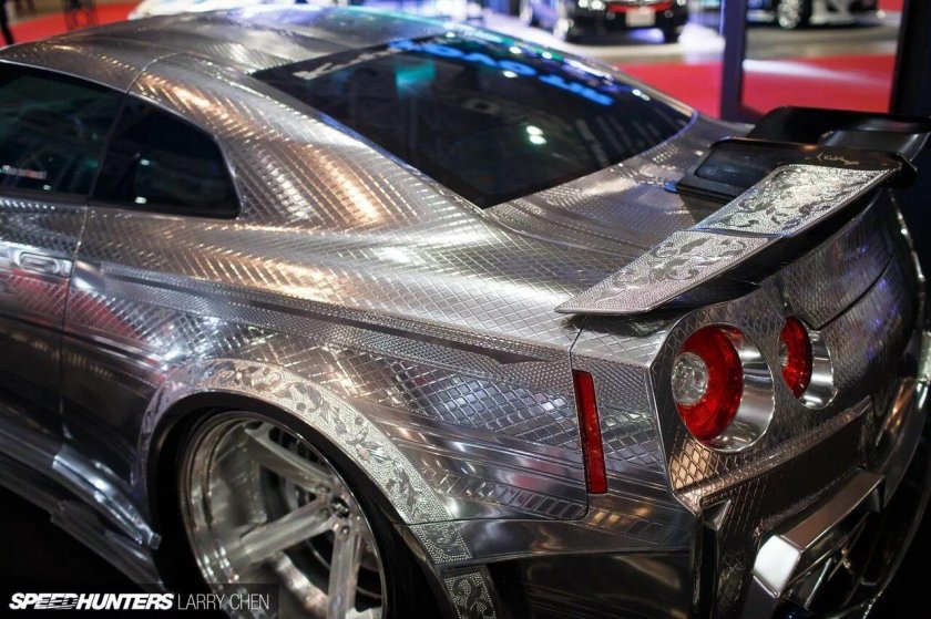 Золотой Nissan GTR Kuhl Racing