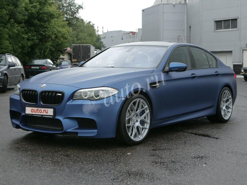 Синий БМВ седан р 0 0 7 м н 82