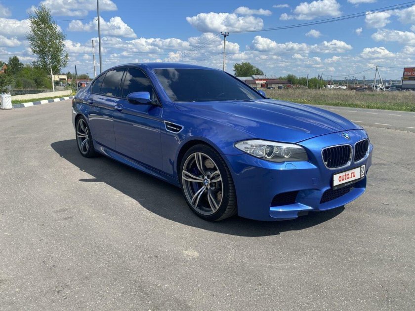 БМВ е90 синяя