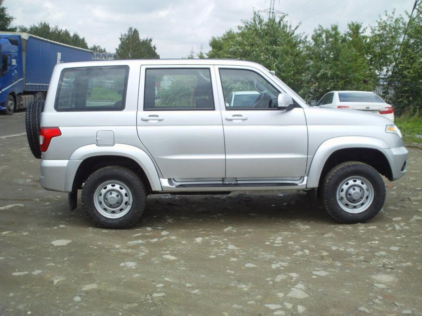УАЗ Патриот сбоку