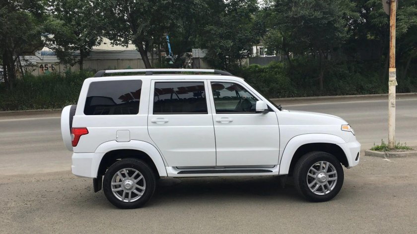 УАЗ Патриот сбоку