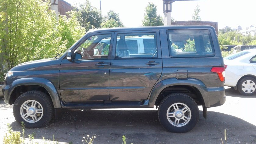 УАЗ Патриот сбоку