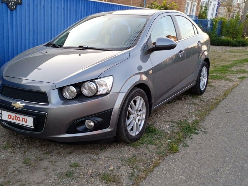 Серебристая Авео 2013 на дисках