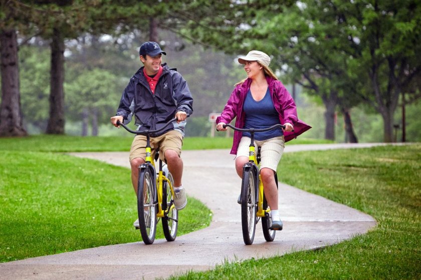 Велосипедист в парке