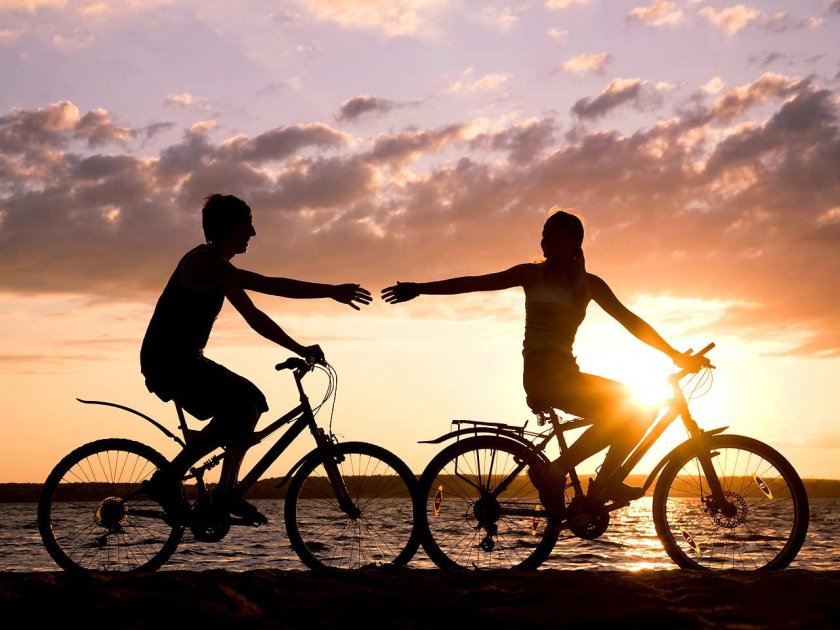 Пара на велосипедах