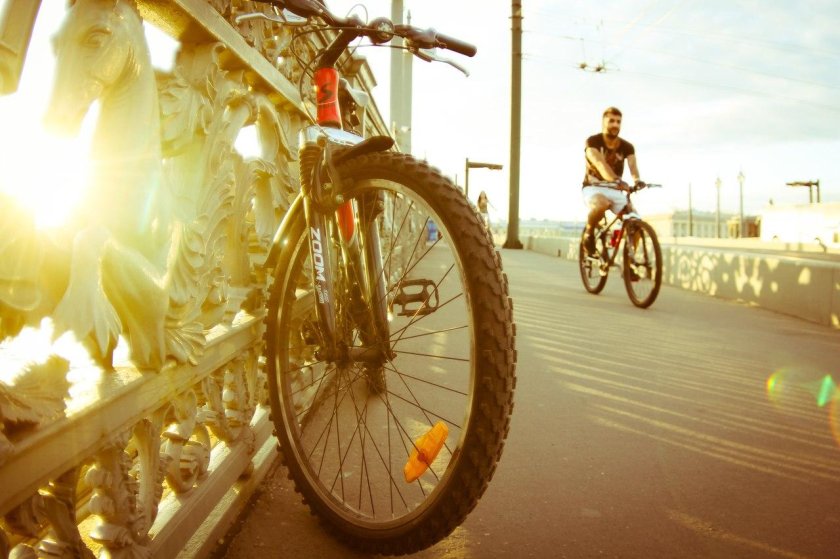 Велосипедист в городе