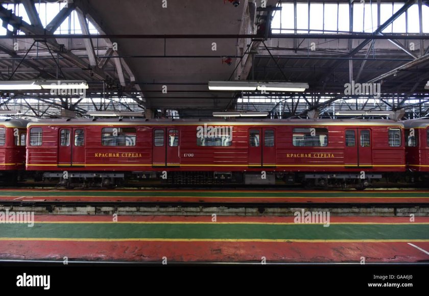 Метропоезд красная стрела Санкт-Петербург