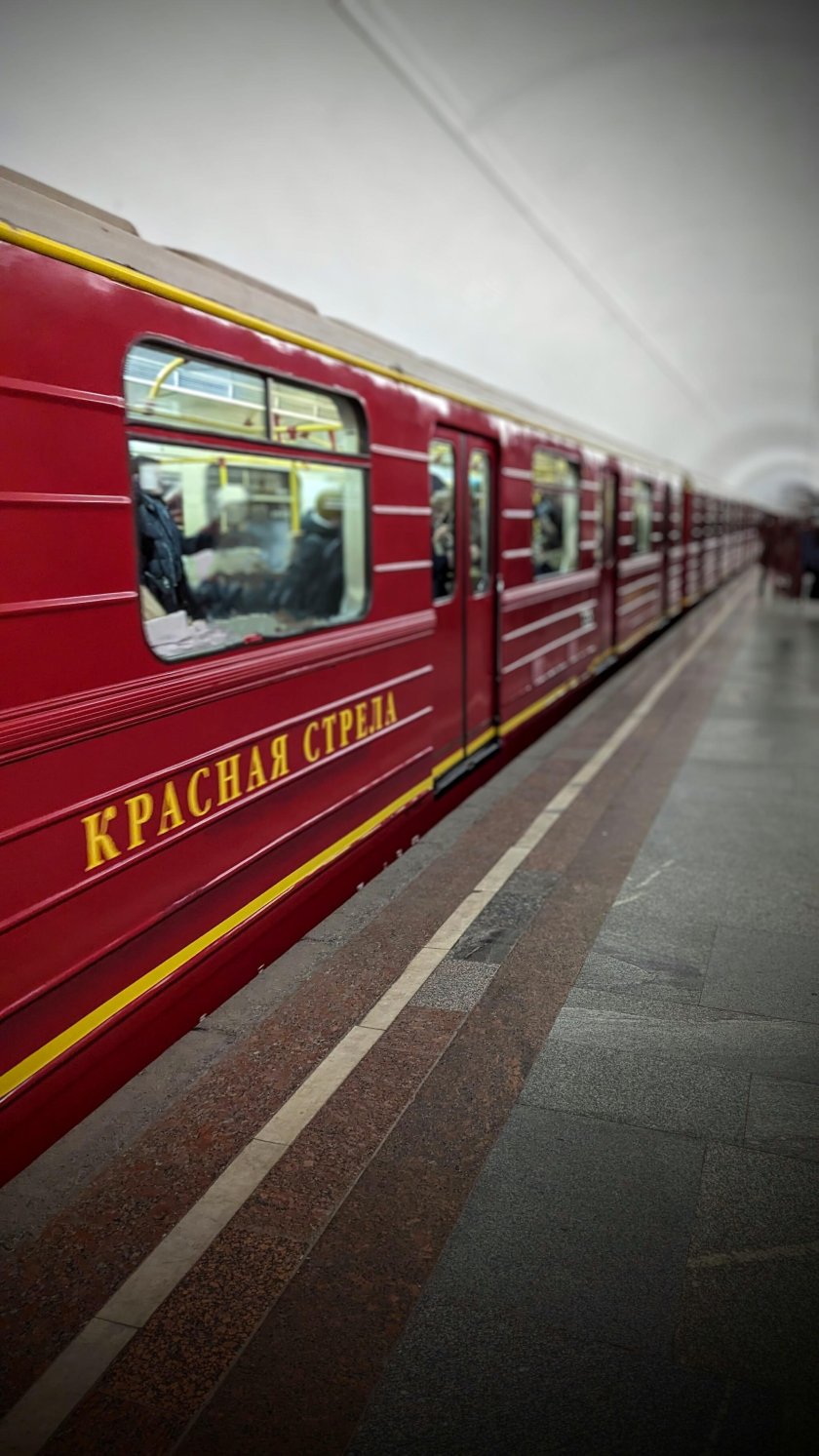Красный поезд метро