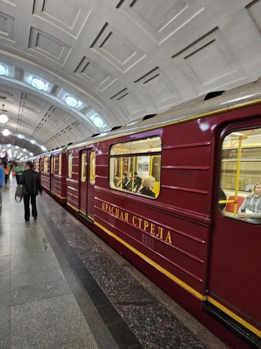 Вагон метро красная стрела